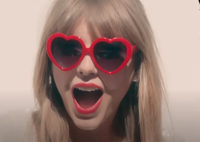 Taylor Swift lució por primera vez tonos rojos en forma de corazón en el video musical 