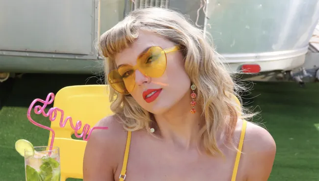 Swift usó gafas de sol de color amarillo claro en el video 