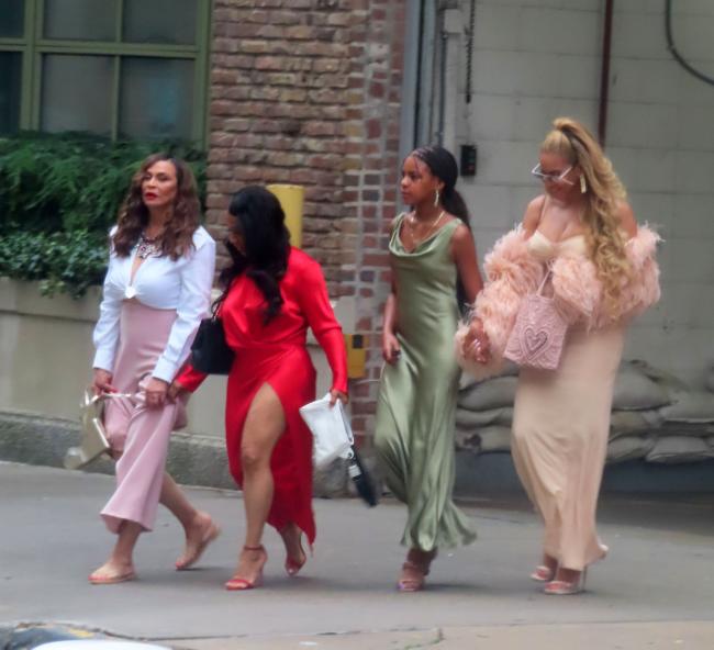 Tina Knowles paseando con Beyoncé y Blue Ivy