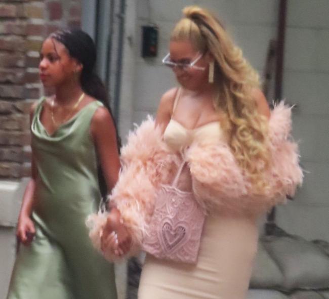 Blue lució un vestido de seda verde de Reformation, mientras que Beyoncé estuvo en Dolce & Gabbana.