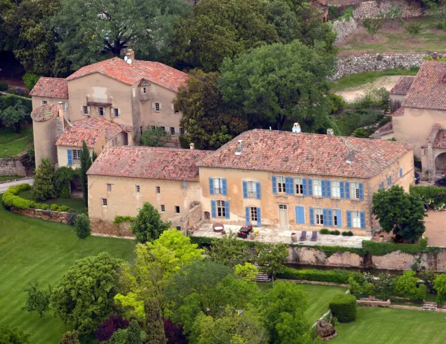Pitt convirtió Château Miraval en un viñedo exitoso, pero Jolie vendió su mitad al oligarca ruso Yuri Shefler.