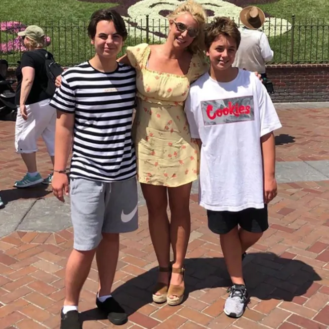 Britney Spears y sus dos hijos en Disneyland