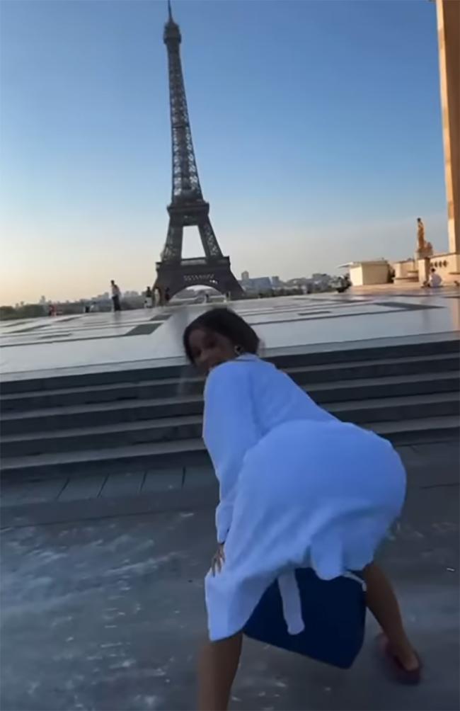 En el video, el rapero de “Bodak Yellow” hizo twerking en varios lugares de París.