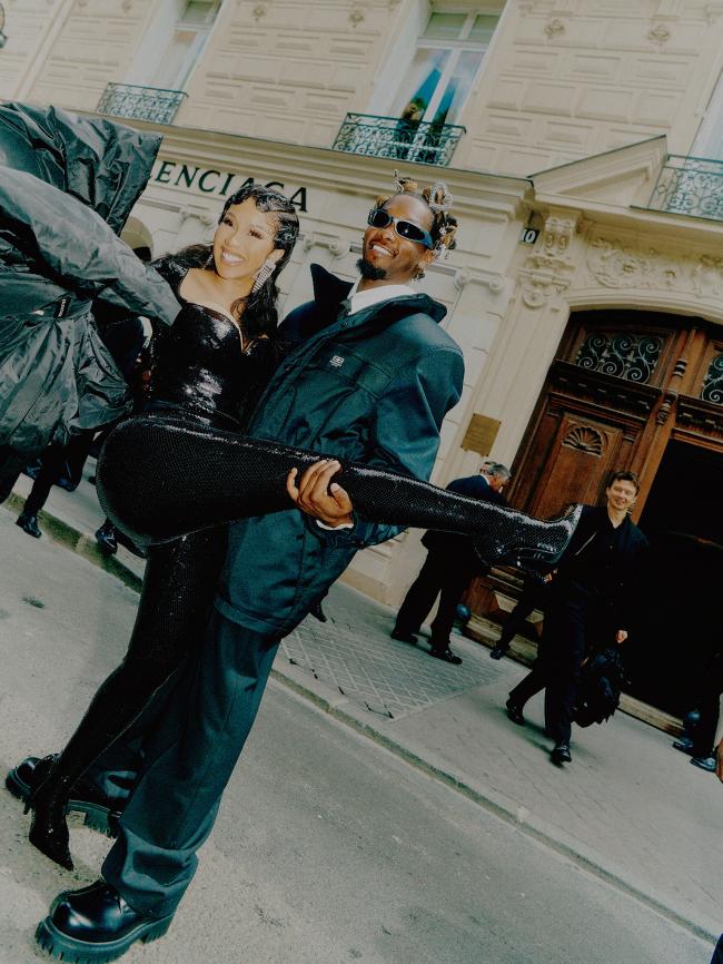 Cardi B y Offset parecían haber superado su mala racha cuando salieron con looks a juego para el desfile de modas de Balenciaga en París.