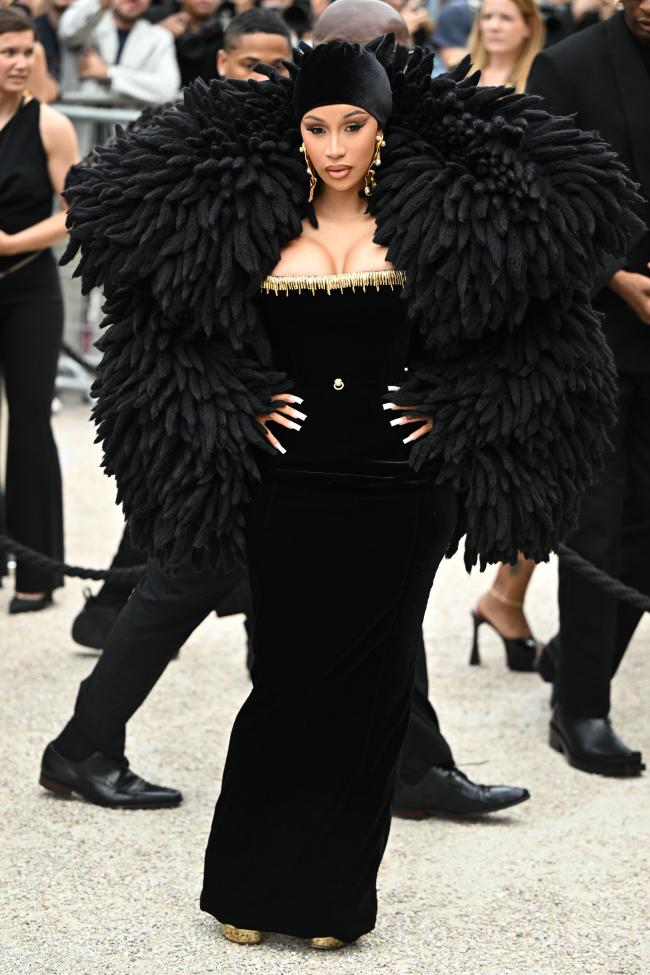 Cardi B sorprendió en el show Schiaparelli Haute Couture en París el lunes.