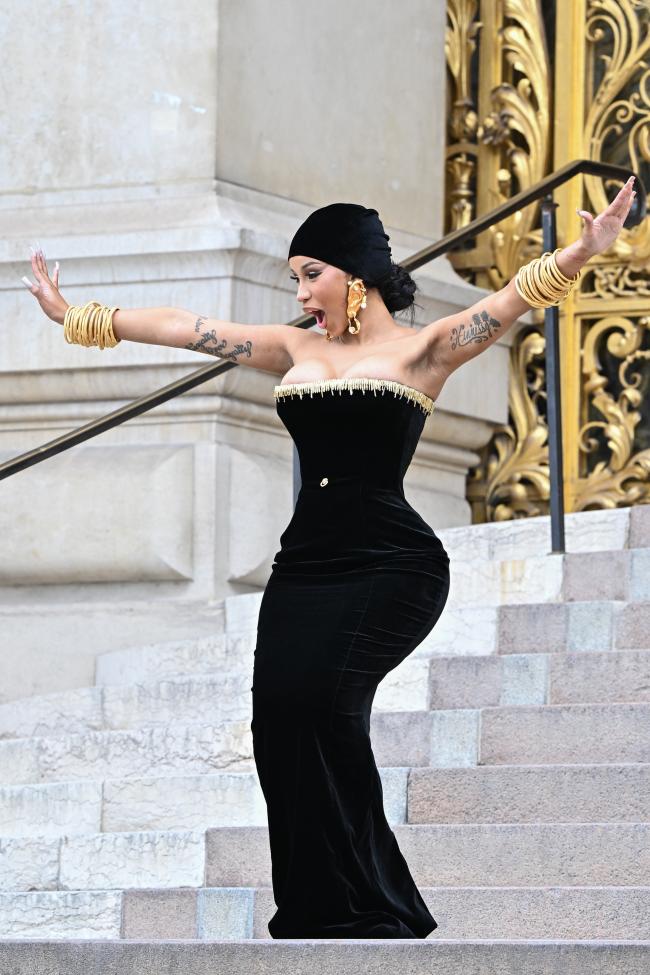 La rapera nacida en el Bronx se deshizo de la ropa exterior para lucir su vestido.
