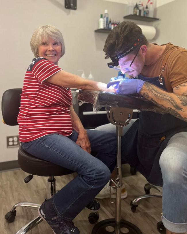 La madre de Carrie, Carole, de 74 años, decidió tatuarse en Las Vegas.