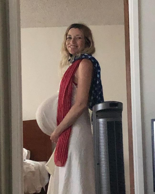 Murray publicó una foto de su esposa embarazada en Instagram el viernes para compartir la gran noticia.