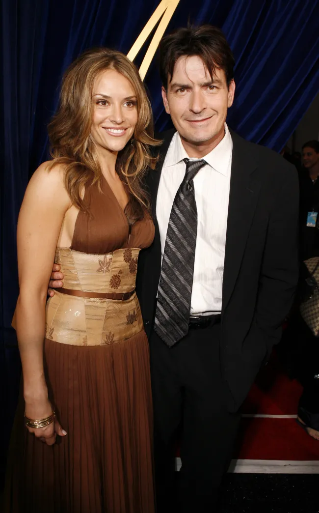 Sheen y la actriz finalizaron su divorcio en 2011.