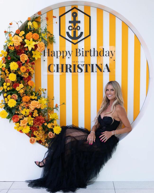 Christina lució un elegante vestido negro para la celebración.