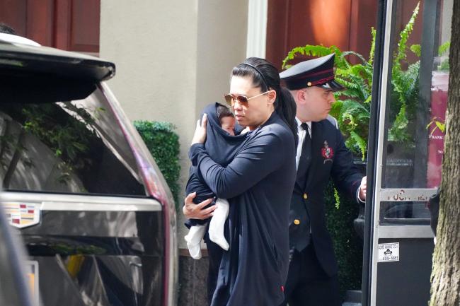 La pareja de De Niro, Tiffany Chen, lo acompañó con su hija recién nacida.