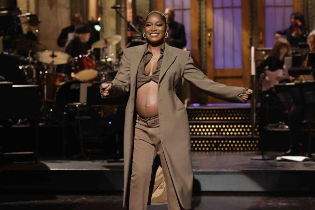 Palmer anunció en “Saturday Night Live” en 2022 que estaba esperando un bebé.