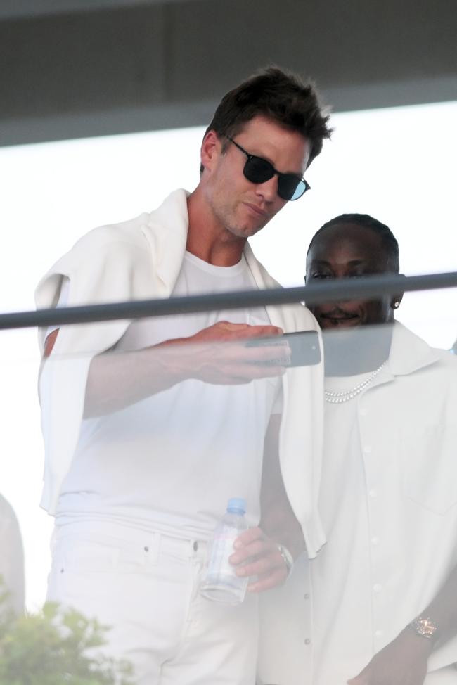 Según los informes, se vio a Brady coqueteando con Kardashian en la fiesta blanca del 4 de julio de Michael Rubin esta semana.