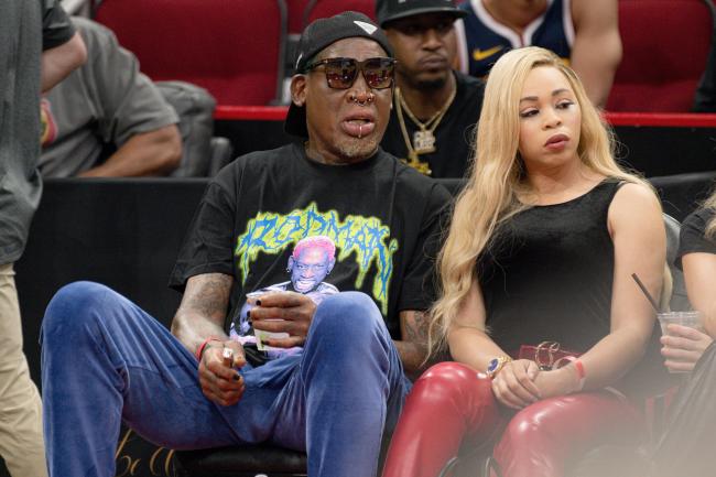 Rodman y su novia no identificada asistieron a un partido de los Denver Nuggets contra los Houston Rockets en abril.