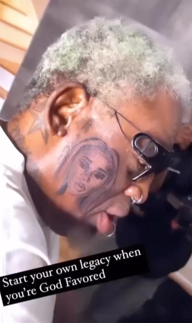 El homenaje a su novia se suma a muchos otros tatuajes en el cuerpo de Rodman.