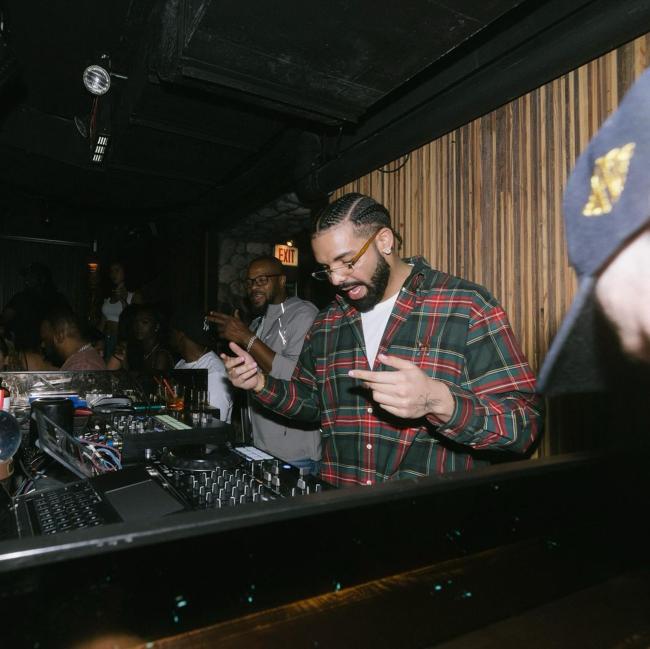 Drake detrás de la cabina de DJ