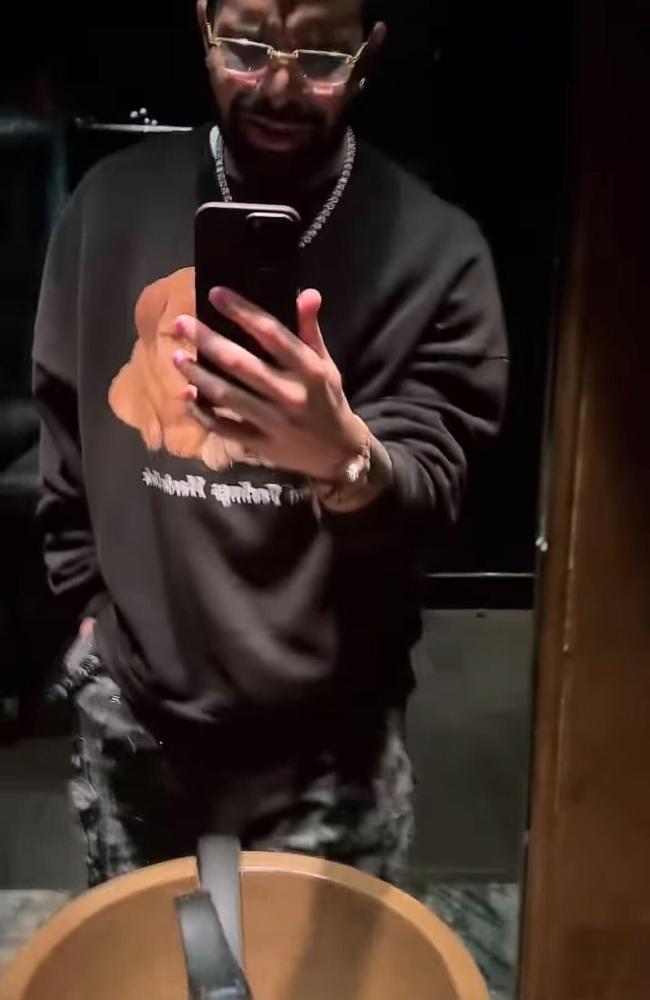 Drake lució una sudadera de cachorro con su manicura rosa mientras cantaba una canción de Kanye West en su historia de Instagram.