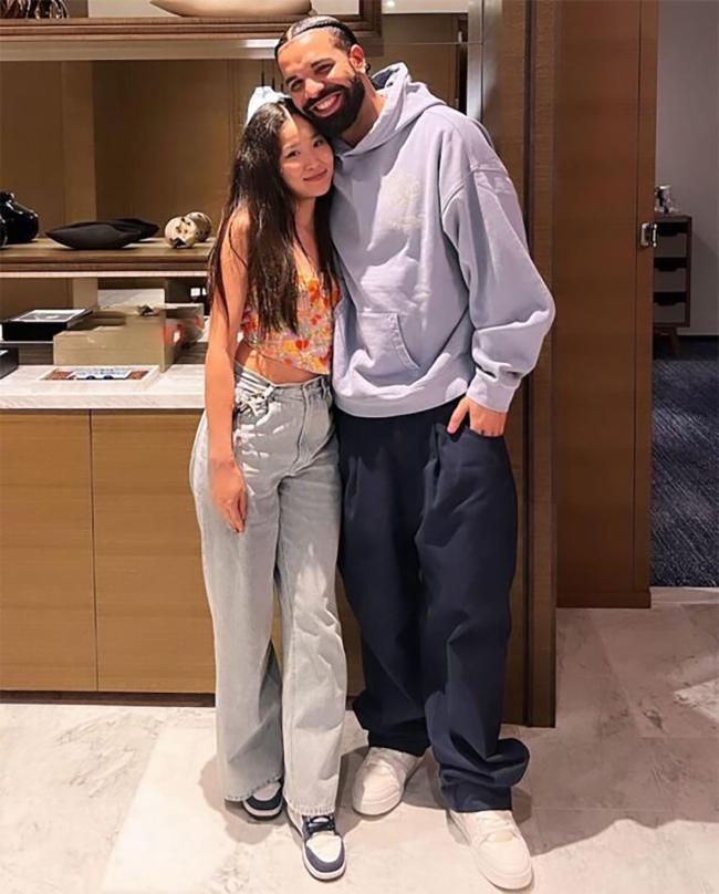 Drake posó con su manicurista en esta foto de Instagram.