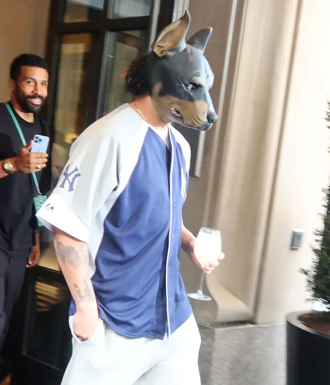 Drake ha estado usando una máscara de perro para promocionar su próximo álbum, 