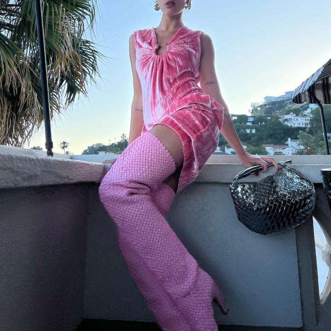 Más temprano, la estrella del pop deslumbró en rosa Barbie con botas hasta los muslos de Bottega Veneta.