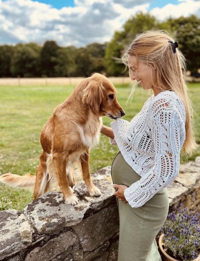James publicó instantáneas de su esposa compartiendo un dulce momento con uno de sus muchos perros.
