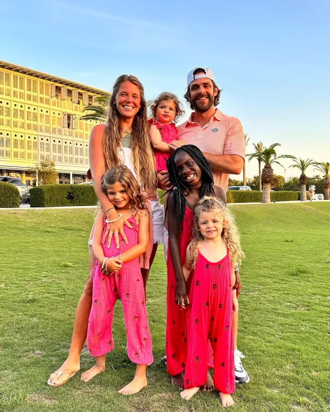 Rhett y su esposa Lauren Akins comparten cuatro hijas.
