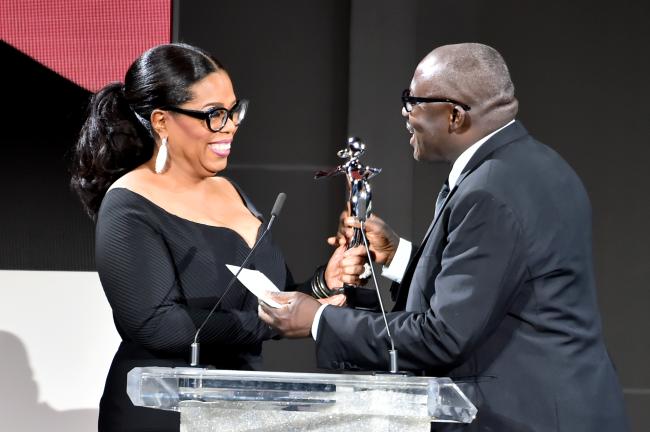 Una fuente dijo que Enninful, visto aquí con Oprah, “se ve a sí mismo como una celebridad”.