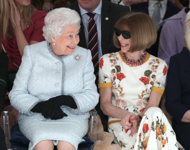 Wintour supuestamente dejó a Enninful llorando después de ocupar un lugar privilegiado junto a la reina Isabel en la primera aparición de la difunta realeza en la semana de la moda de Londres en 2018.