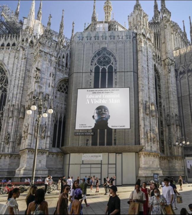 La portada de las memorias de Enninful, “Un hombre visible”, se exhibió en el Duomo de Milán este mes.