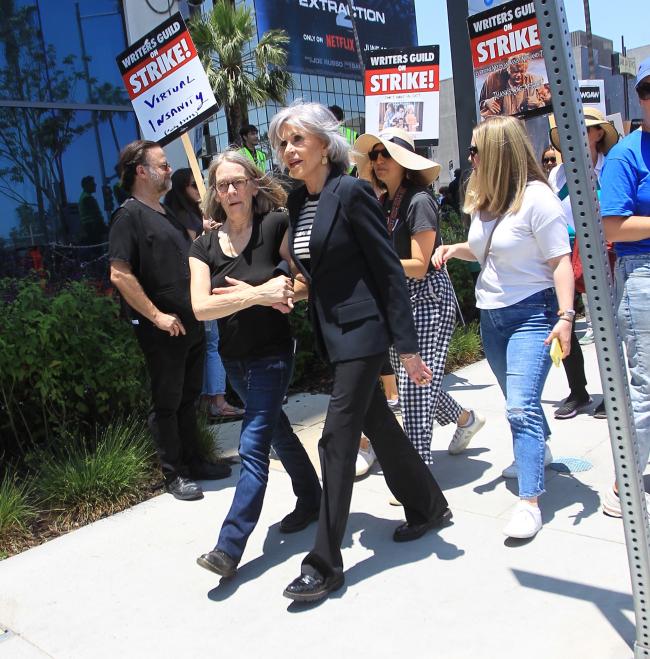 La actriz activista Jane Fonda ha estado participando en los piquetes.