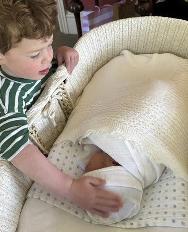 La princesa Eugenie dio la bienvenida recientemente a su segundo hijo, Ernest, con su esposo Jack Brooksbank. Su hijo mayor, August (izquierda) tiene 2 años.