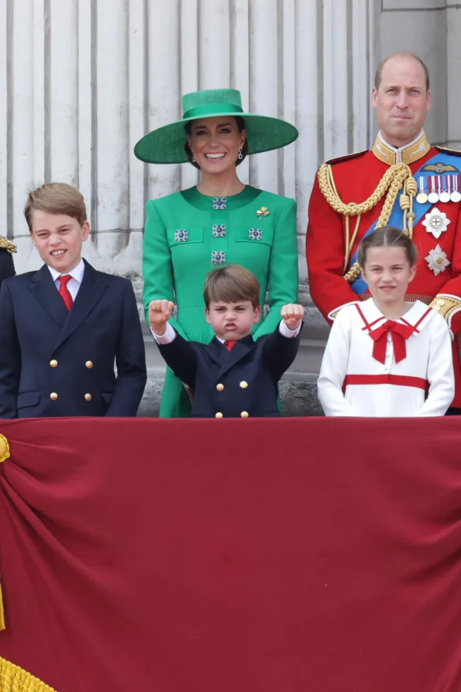 Se convirtió en hermano mayor de la princesa Charlotte y el príncipe Louis en el 2015 y el 2018, respectivamente.