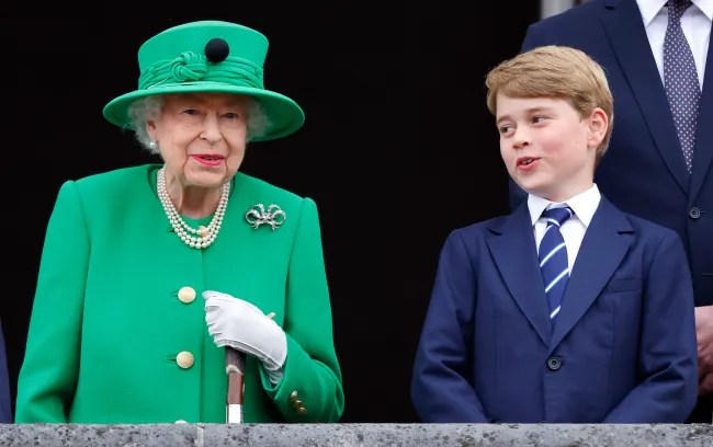 En el último año, George asistió al funeral de la reina Isabel II.