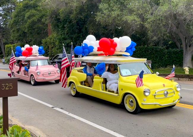El desfile incluyó autos adornados con globos.