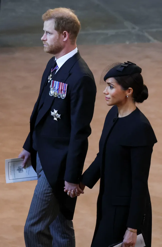 El príncipe Harry y Meghan Markle en el funeral de la Reina.