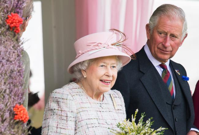 La Reina y luego el Príncipe Carlos en 2017 en Escocia.