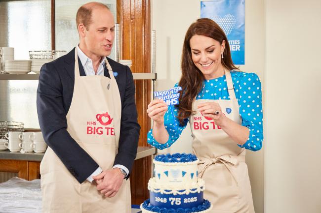 Decoraron un pastel de cumpleaños con los tonos azul y blanco del NHS.