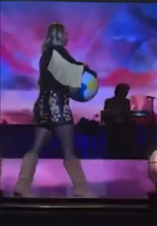 Miranda Lambert haciendo estallar una pelota de playa.