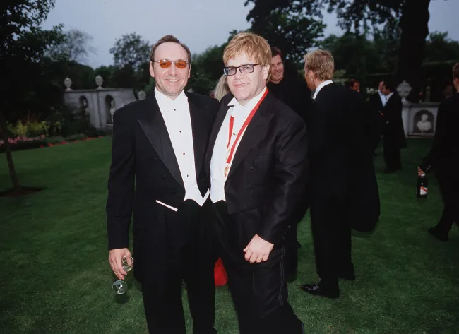 John dijo que Spacey solo asistió a su White Tie & Tiara Ball en 2001 y no en 2004 o 2005 como alegó uno de los acusadores del actor.