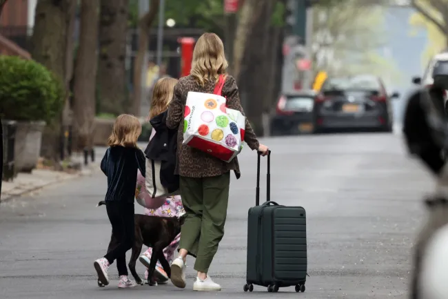 La actriz de “Devil Wears Prada” comparte hijas Hazel, 9, y Violet, 6, con su esposo y compañero actor John Krasinski.