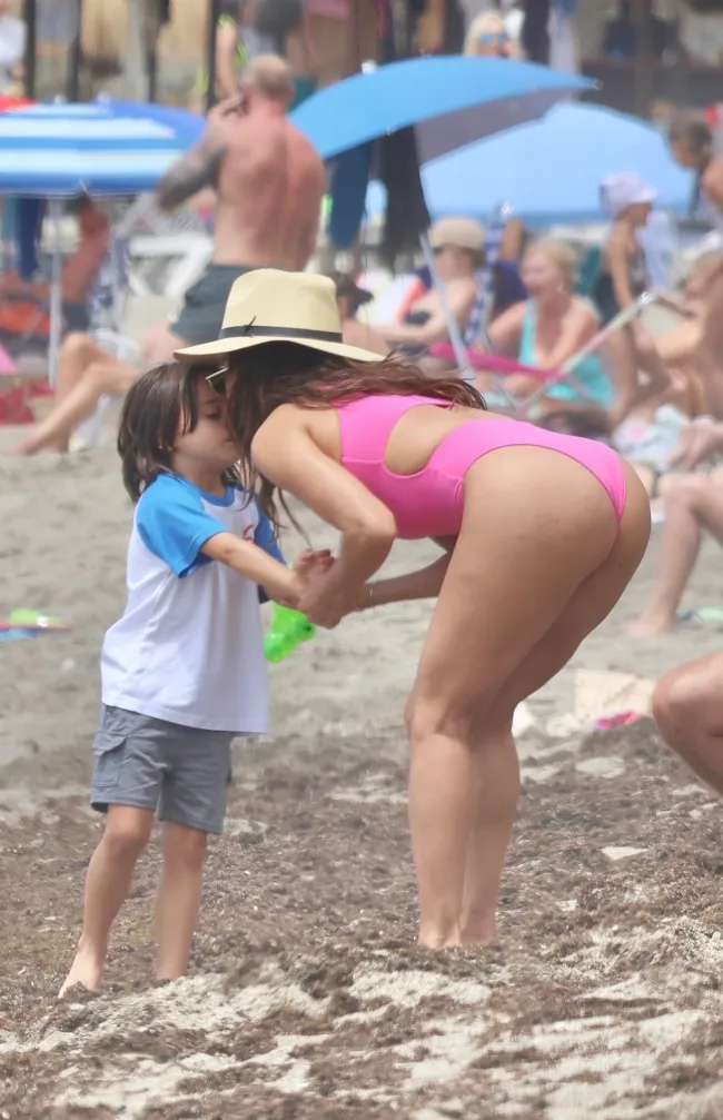 La actriz jugaba con su hijo de 4 años en la playa.