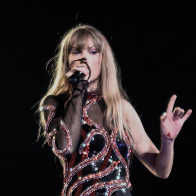 En abril, Swift actuó para sus fans a pesar de tener una herida abierta.