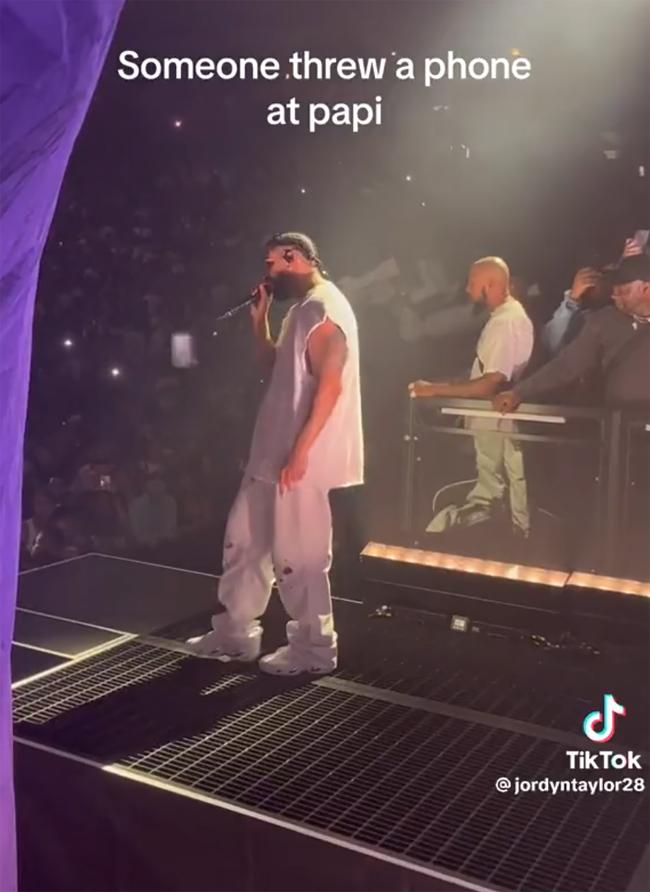 Un fan le arrojó su teléfono a Drake mientras actuaba durante la noche de apertura de su gira It's All a Blur.