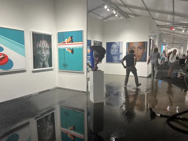 Un aguacero torrencial provocó la evacuación de Hamptons Fine Art dejando atrás millones en arte.