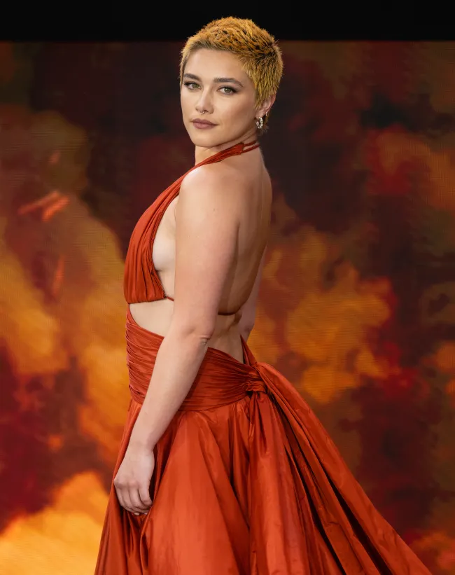 La actriz optó por un tono anaranjado brillante y cabello un poco más largo en la alfombra roja del estreno de 