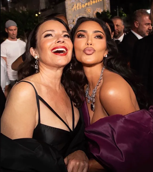 Fran Drescher respondió a las críticas por su foto con Kim Kardashian en un evento de D&G en Italia.