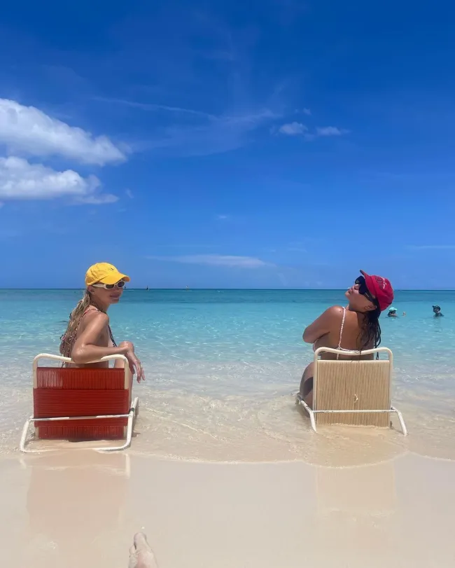 Gigi Hadid y Leah Nicole McCarthy en las Islas Caimán.