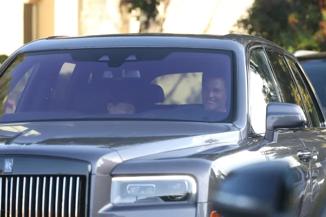 Brady fue fotografiado acariciando el rostro de Shayk en el auto después de que ella pasara la noche en su casa en Los Ángeles.