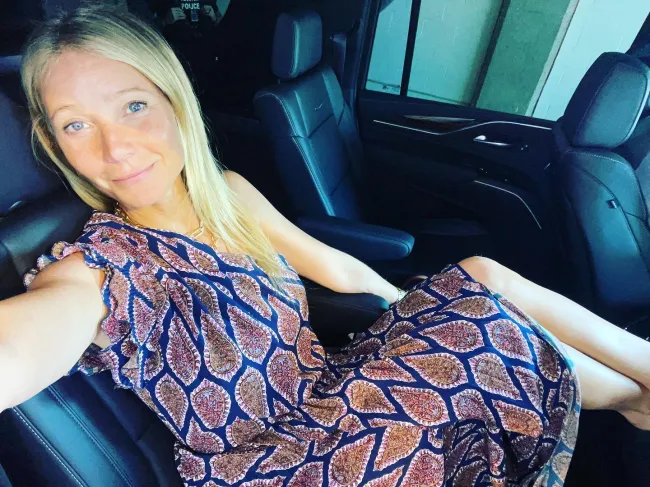 Gwyneth Paltrow sentada en un auto.
