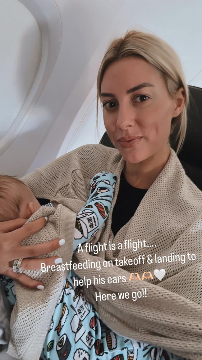 Heather Rae El Moussa cargando a su hijo en un avión